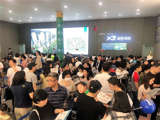 올해 첫 '로또단지' 였던 위례신도시 중흥S-클래스에 4만4천여 명이 몰리면서 세 자릿수 청약경쟁률을 기록한 가운데, 두 번째 로또단지 관심을 받고 있는 과천 지식정보타운 첫 분양단지인 과천제이드자이가 분양을 준비한다. 사진은 지난해 분양됐던 과천자이 견본주택 방문객들의 모습. 이 단지는 이번 분양되는 과천제이드자이보다 평당 1000만원 이상 비싼 단지였지만, 순위내 모두 완판됐다.  <GS건설 제공>